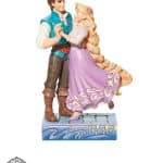 Descrizione del Prodotto: Questa incantevole figurina cattura l'amore incondizionato tra Rapunzel e Flynn in un abbraccio affettuoso. Progettato dal rinomato artista e scultore Jim Shore per il marchio Disney Traditions, questo capolavoro celebra la forza dell'amore e la capacità di superare qualsiasi distanza. Caratteristiche del Prodotto: Design Straordinario: Jim Shore ha creato un design straordinario che coglie perfettamente l'affetto e la connessione tra Rapunzel e Flynn. Materiali di Alta Qualità: Realizzata in resina di alta qualità, questa figurina è durevole e ricca di dettagli. Dimensioni Perfette: Con dimensioni di Altezza 19 cm, Larghezza 7,5 cm e Lunghezza 12,5 cm, questa figurina si fa notare in qualsiasi ambiente. Dipinto a Mano: Ogni dettaglio è dipinto a mano, conferendo all'opera un aspetto in legno intriso di calore e profondità. Licenza Disney Traditions: Questa figurina è un prodotto con licenza ufficiale Disney Traditions, garantendo autenticità e qualità. Perché Scegliere la Figurina Rapunzel e Flynn: Amore Senza Confini: Rappresentando l'amore senza confini, questa figurina celebra la forza del legame tra Rapunzel e Flynn, dimostrando che l'amore può superare qualsiasi distanza. Opera d'Arte Esclusiva: Il design esclusivo di Jim Shore e l'artigianato di alta qualità la rendono un pezzo d'arte eccezionale per i collezionisti Disney. Disney Traditions: Come parte della collezione Disney Traditions, questa figurina incarna la tradizione e la bellezza intramontabile dei classici Disney.