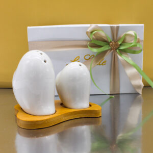 Bomboniera Utile: Set Sale e Pepe in Porcellana con Base in Legno