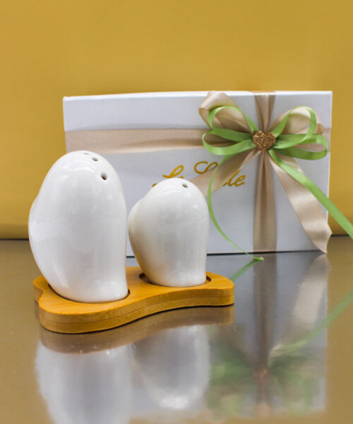 Bomboniera Utile: Set Sale e Pepe in Porcellana con Base in Legno