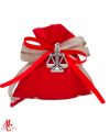 Bomboniere Laurea Giurisprudenza Ciondolo Bilancia in Argento Descrizione del Prodotto Celebra il raggiungimento della Laurea in Giurisprudenza con un simbolo di giustizia ed equilibrio: la Bomboniera Ciondolo Bilancia in Argento. Realizzato in metallo e ricoperto con un bagno d'argento, questo ciondolo rappresenta la bilancia, un emblema iconico del diritto, e si distingue per la sua eleganza e qualità superiore. Prodotto interamente in Italia, viene fornito con un certificato di garanzia. Caratteristiche Principali Design: Ciondolo Bilancia Materiale: Metallo ricoperto in argento (bagno argento) Misure del Ciondolo: 3,5 cm x 2,5 cm circa Qualità: Prodotto di altissima qualità, totalmente Made in Italy Certificato: Certificato di garanzia incluso Versioni Disponibili Solo Ciondolo: Un simbolo raffinato ed elegante, perfetto come portafortuna. Ciondolo con Portachiavi: Combina praticità ed eleganza in un unico accessorio. Ciondolo con Nappina: Aggiunge un tocco di colore e raffinatezza con la nappina. Opzioni di Confezionamento Per ogni versione, puoi aggiungere un'elegante confezione con un sacchetto rosso in tessuto, decorato con nastrini in doppio raso bicolore e 5 confetti al cioccolato di colore rosso. Il sacchetto ha dimensioni di 10 cm x 12 cm, rendendolo un omaggio perfetto per ogni laureato in giurisprudenza. Parola Chiave SEO Bomboniere Laurea Giurisprudenza Ciondolo Bilancia in Argento Le Bomboniere Laurea Giurisprudenza Ciondolo Bilancia in Argento sono la scelta ideale per celebrare la laurea con un simbolo significativo e di alta qualità. Questo ciondolo, dalle dimensioni di 3,5 cm x 2,5 cm circa, è realizzato in metallo e ricoperto in argento, garantendo un aspetto elegante e duraturo. Puoi scegliere tra diverse opzioni d'acquisto: solo ciondolo, ciondolo con portachiavi, o ciondolo con nappina. Per completare il regalo, è disponibile una confezione con sacchetto rosso in tessuto, nastrini in doppio raso bicolore e confetti rossi, perfetta per celebrare con stile il traguardo accademico.