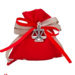 Bomboniere Laurea Giurisprudenza Ciondolo Bilancia in Argento Descrizione del Prodotto Celebra il raggiungimento della Laurea in Giurisprudenza con un simbolo di giustizia ed equilibrio: la Bomboniera Ciondolo Bilancia in Argento. Realizzato in metallo e ricoperto con un bagno d'argento, questo ciondolo rappresenta la bilancia, un emblema iconico del diritto, e si distingue per la sua eleganza e qualità superiore. Prodotto interamente in Italia, viene fornito con un certificato di garanzia. Caratteristiche Principali Design: Ciondolo Bilancia Materiale: Metallo ricoperto in argento (bagno argento) Misure del Ciondolo: 3,5 cm x 2,5 cm circa Qualità: Prodotto di altissima qualità, totalmente Made in Italy Certificato: Certificato di garanzia incluso Versioni Disponibili Solo Ciondolo: Un simbolo raffinato ed elegante, perfetto come portafortuna. Ciondolo con Portachiavi: Combina praticità ed eleganza in un unico accessorio. Ciondolo con Nappina: Aggiunge un tocco di colore e raffinatezza con la nappina. Opzioni di Confezionamento Per ogni versione, puoi aggiungere un'elegante confezione con un sacchetto rosso in tessuto, decorato con nastrini in doppio raso bicolore e 5 confetti al cioccolato di colore rosso. Il sacchetto ha dimensioni di 10 cm x 12 cm, rendendolo un omaggio perfetto per ogni laureato in giurisprudenza. Parola Chiave SEO Bomboniere Laurea Giurisprudenza Ciondolo Bilancia in Argento Le Bomboniere Laurea Giurisprudenza Ciondolo Bilancia in Argento sono la scelta ideale per celebrare la laurea con un simbolo significativo e di alta qualità. Questo ciondolo, dalle dimensioni di 3,5 cm x 2,5 cm circa, è realizzato in metallo e ricoperto in argento, garantendo un aspetto elegante e duraturo. Puoi scegliere tra diverse opzioni d'acquisto: solo ciondolo, ciondolo con portachiavi, o ciondolo con nappina. Per completare il regalo, è disponibile una confezione con sacchetto rosso in tessuto, nastrini in doppio raso bicolore e confetti rossi, perfetta per celebrare con stile il traguardo accademico.