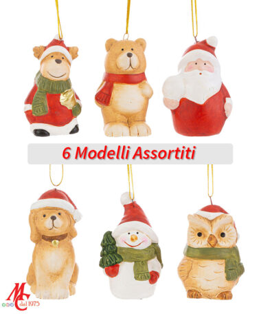 Appendini Soggetti Natalizi - 6 modelli assortiti Materiale: Ceramica - Misure:  h.7cm Colore: Marrone - Rosso - Bianco - Verde