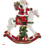 Babbo Natale su Cavalluccio a dondolo Materiale: Resina - Misure: 15cm × 4,5cm x h.18cm Colore: Bianco - Rosso - Verde