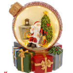 Paesaggio Babbo Natale con Luce led Materiale: Resina Misure: 15cm x 14cm x h.16,5cm