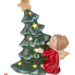 Angelo con Albero in Porcellana con Luce led - 2 Posizioni Assortite Materiale: Porcellana Misure: 9cm x 5,5cm x h.13,5cm Colore: Rosso - Verde - Oro