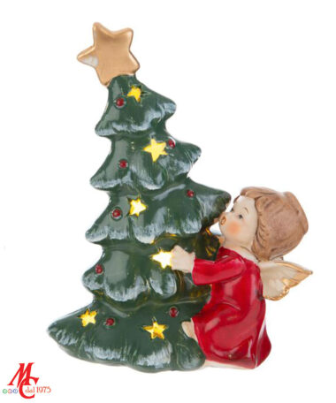 Angelo con Albero in Porcellana con Luce led - 2 Posizioni Assortite Materiale: Porcellana Misure: 9cm x 5,5cm x h.13,5cm Colore: Rosso - Verde - Oro