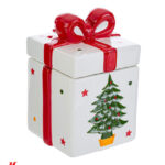 Scatola Ceramica - decoro Albero di Natale Materiale: Ceramica Misure: 10cm × 10cm x h.12cm Colore: Bianco - Rosso - Verde - Giallo