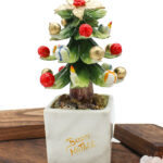 Albero di Natale in Ceramica di Capodimonte Materiale: Ceramica dipinta a Mano (Made in Italy) Misure: 11,5cm x h 20cm Colore: Bianco - Rosso - Oro - Verde