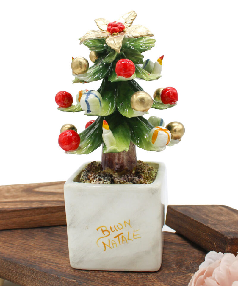 Albero di Natale in Ceramica di Capodimonte Materiale: Ceramica dipinta a Mano (Made in Italy) Misure: 11,5cm x h 20cm Colore: Bianco - Rosso - Oro - Verde