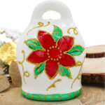 Campana Natalizia in Ceramica di Capodimonte Materiale: Ceramica dipinta a Mano (Made in Italy) Misure: 10cm x 13,5 cm Colore: Bianco - Oro - Verde - Rosso