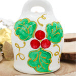 Campana Natalizia in Ceramica di Capodimonte Materiale: Ceramica dipinta a Mano (Made in Italy) Misure: 10cm x 13,5 cm Colore: Bianco - Oro - Verde - Rosso