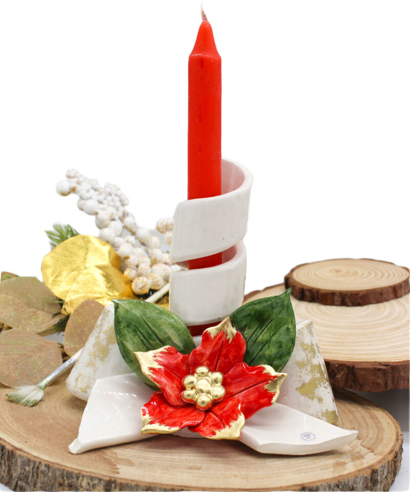 Porta-candela Fiocco con Stella di Natale in Ceramica di Capodimonte Brand: Christmas Collection Materiale: Ceramica dipinta a Mano (Made in Italy) Misure: 14,3cm x 13,5 cm Colore: Bianco - Oro - Verde - Rosso