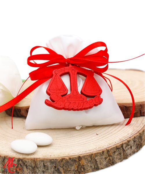 Bomboniera / Bustina Laurea in Giurisprudenza: Sacchettino Bianco con Bilancia in Legno