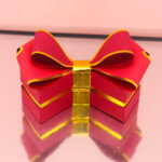 Bomboniera scatola degustazione a forma di fiocco Rosso, disponibile in vari colori. Acquistabile con o senza confetti. Perfetta per ogni evento speciale.