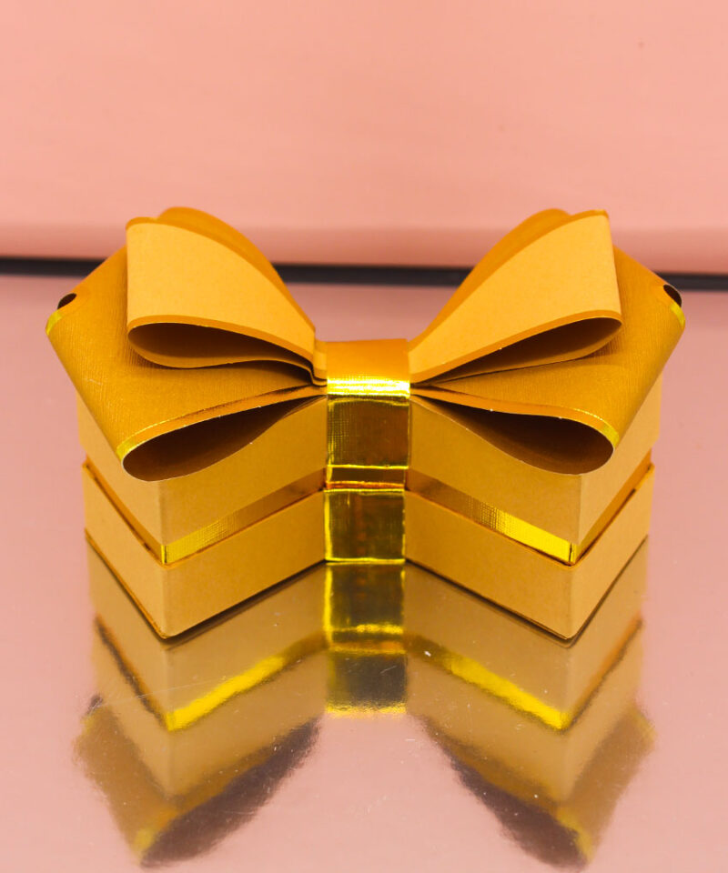Bomboniera scatola degustazione a forma di fiocco Tortora, disponibile in vari colori. Acquistabile con o senza confetti. Perfetta per ogni evento speciale.