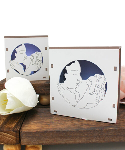Bomboniera Matrimonio Economica – Scatolina LED “Bacio Romantico” in Legno