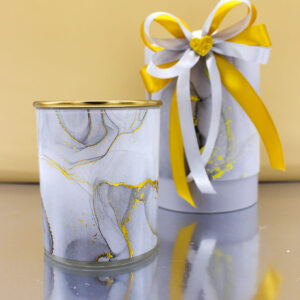 Candela in Bicchiere Effetto Marmo Grigio con Tappo Gold – Completa di Confezione