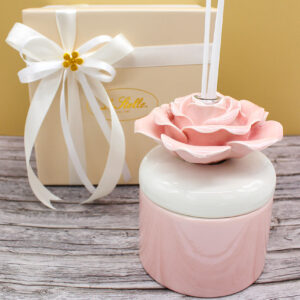 Profumatore in porcellana rosa a forma di fiore, misura 8,5×8,5×h.11,5 cm.