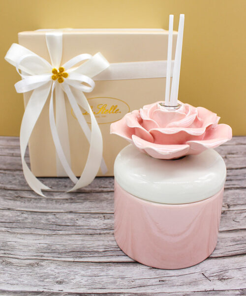 Profumatore in porcellana rosa a forma di fiore, misura 8,5×8,5×h.11,5 cm.