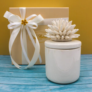 Candela in porcellana bianca con decoro corallo – Bomboniera elegante Confezionata