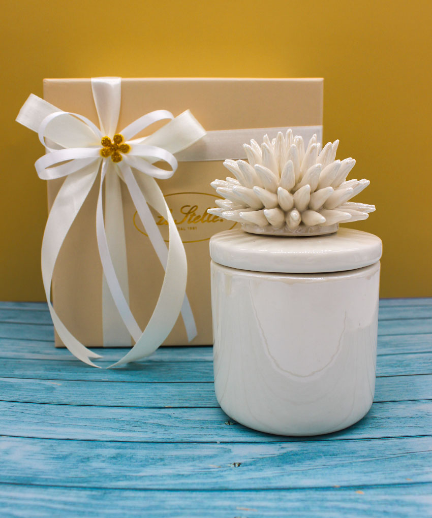 Candela in porcellana bianca con decoro corallo – Bomboniera elegante Confezionata