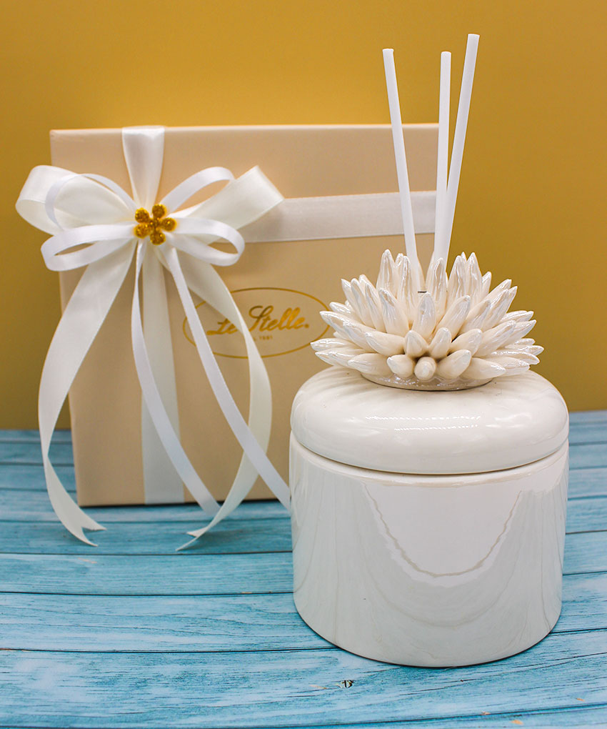 Profumatore in porcellana bianca con decoro corallo – Bomboniera elegante Confezionata