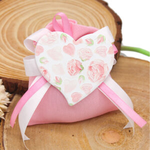 Bomboniera Calamita Cuore con Rose in Ceramica da 6,5×6,5 cm. Romantica e raffinata, ideale per ogni occasione speciale.