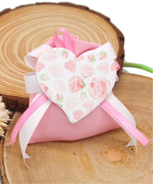 Bomboniera Calamita Cuore con Rose in Ceramica da 6,5×6,5 cm. Romantica e raffinata, ideale per ogni occasione speciale.