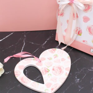 Bomboniera Appendino Cuore con Rose in Ceramica – 15×13,5 cm – Completa di confezione