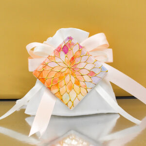 Bomboniera Calamita in Ceramica 5,5×5,5 cm. Elegante, utile e versatile, ideale per ogni occasione speciale.