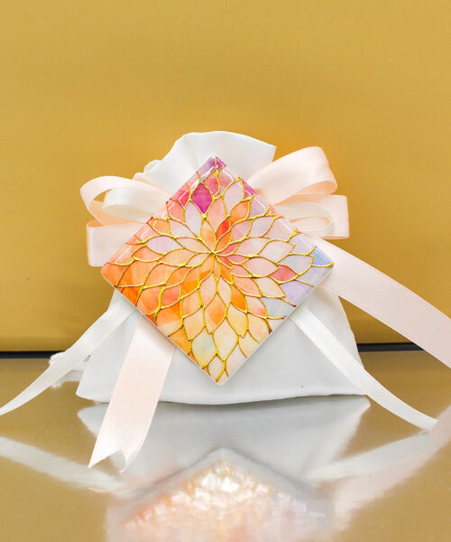 Bomboniera Calamita in Ceramica 5,5×5,5 cm. Elegante, utile e versatile, ideale per ogni occasione speciale.