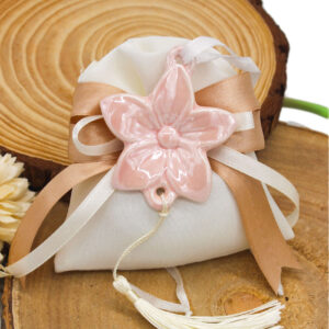 Bomboniera Appendino Calamita Rosa in Porcellana 6×6,5 cm. Elegante, utile e raffinata, perfetta per ogni evento speciale.