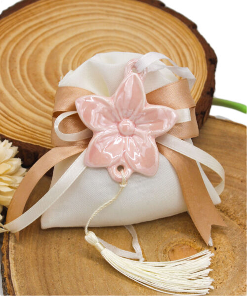 Bomboniera Appendino Calamita Rosa in Porcellana 6×6,5 cm. Elegante, utile e raffinata, perfetta per ogni evento speciale.
