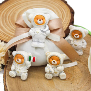 Bomboniera Calamita Astronauta in Resina 4×6 cm. 4 modelli assortiti, perfetta per nascite e battesimi dal tocco originale e moderno.