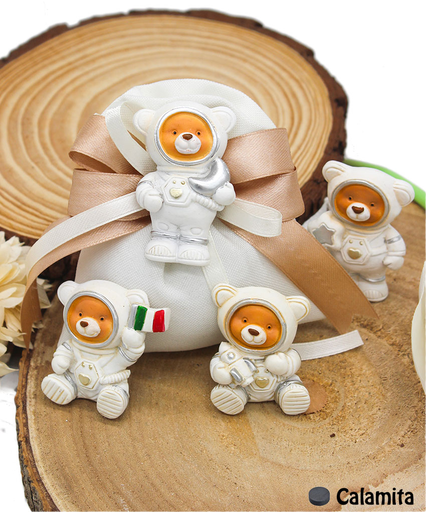 Bomboniera Calamita Astronauta in Resina 4×6 cm. 4 modelli assortiti, perfetta per nascite e battesimi dal tocco originale e moderno.