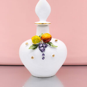 Bomboniera Bottiglia in Ceramica Bianca con Bordini Oro e Fruttini Decorati a Mano – 8,5x14,5 cm