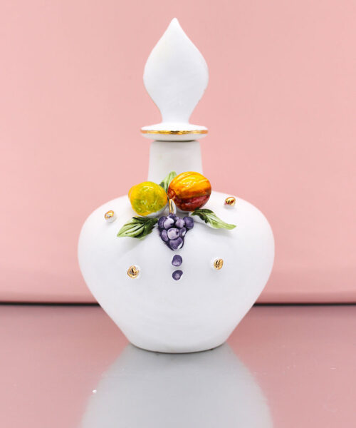 Bomboniera Bottiglia in Ceramica Bianca con Bordini Oro e Fruttini Decorati a Mano – 8,5x14,5 cm