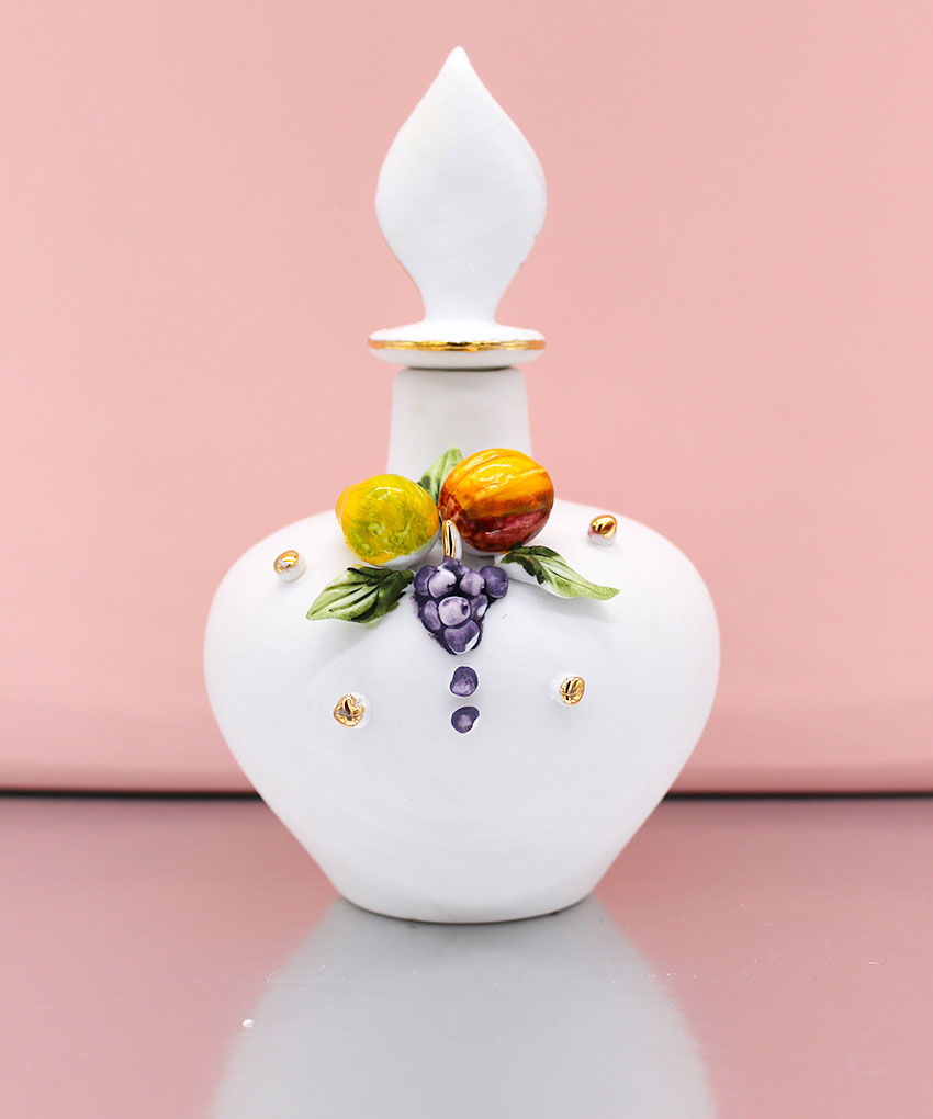 Bomboniera Bottiglia in Ceramica Bianca con Bordini Oro e Fruttini Decorati a Mano – 8,5x14,5 cm