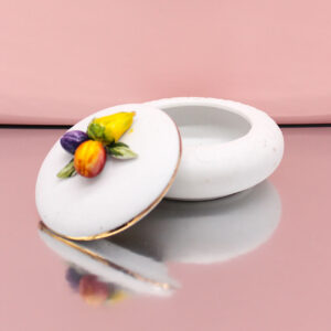 Bomboniera Scatola con Coperchio in Ceramica Bianca con Bordini Oro e Fruttini Decorati a Mano – 10x6,5 cm
