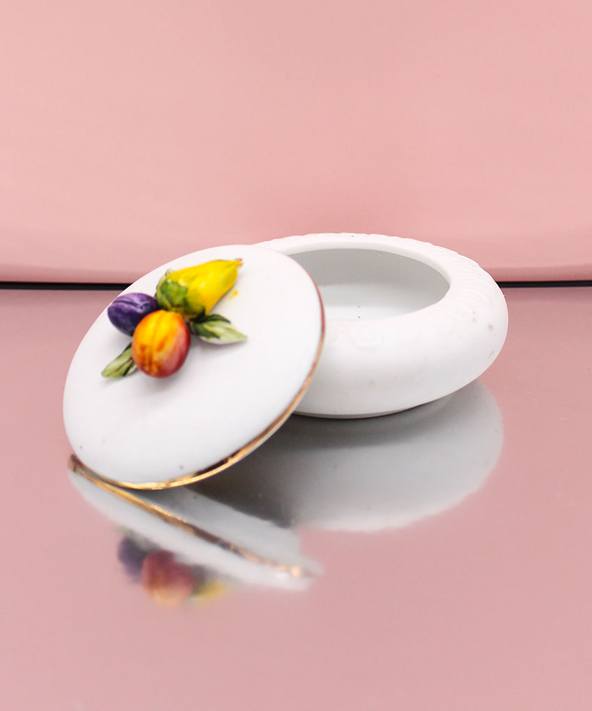 Bomboniera Scatola con Coperchio in Ceramica Bianca con Bordini Oro e Fruttini Decorati a Mano – 10x6,5 cm