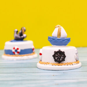 Bomboniera Tortina in Resina Stile Mare – Barca e Ancora (Assortite) 5x5 cm