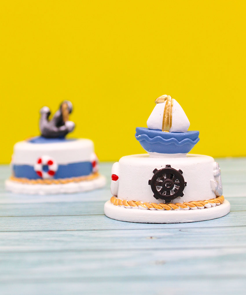Bomboniera Tortina in Resina Stile Mare – Barca e Ancora (Assortite) 5x5 cm