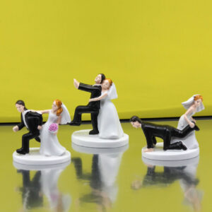 Bomboniera Statuina Sposi Simpatici – 6,5 cm – 3 Modelli Assortiti