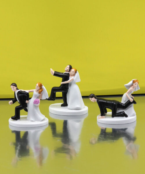 Bomboniera Statuina Sposi Simpatici – 6,5 cm – 3 Modelli Assortiti