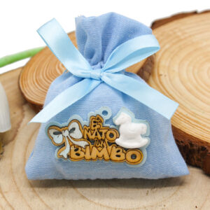 K15-C – BUSTINA SACCHETTINO CELESTE “È NATO UN BIMBO” CON CAVALLUCCIO A DONDOLO – Bomboniera Completa di Confezione