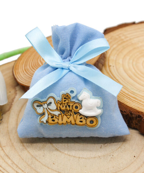 K15-C – BUSTINA SACCHETTINO CELESTE “È NATO UN BIMBO” CON CAVALLUCCIO A DONDOLO – Bomboniera Completa di Confezione