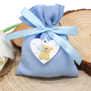 K235-C – SACCHETTINO CELESTE CON CUORE E ORSETTO – Bomboniera Completa di Confezione