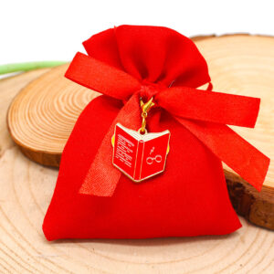 K241 – SACCHETTINO ROSSO CON CHARMS LIBRO LAUREA – Bomboniera Completa di Confezione