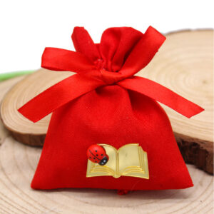 K35 – SACCHETTINO ROSSO LAUREA CON APPLICAZIONE LIBRO IN PLEX ORO E COCCINELLA – Bomboniera Completa di Confezione