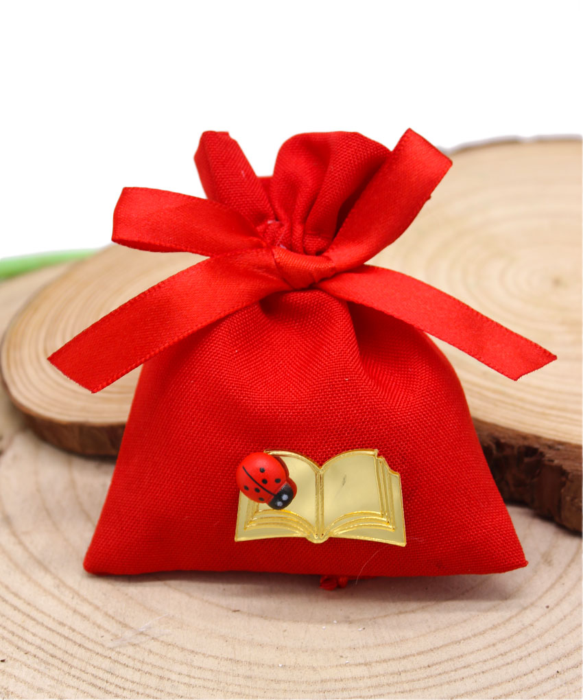K35 – SACCHETTINO ROSSO LAUREA CON APPLICAZIONE LIBRO IN PLEX ORO E COCCINELLA – Bomboniera Completa di Confezione